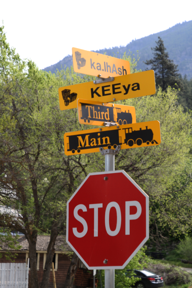 Street signs in both English and the local Nlakapamux language in Lytton, BC