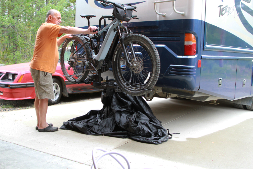 Loading the e-bikes on the back of the RV