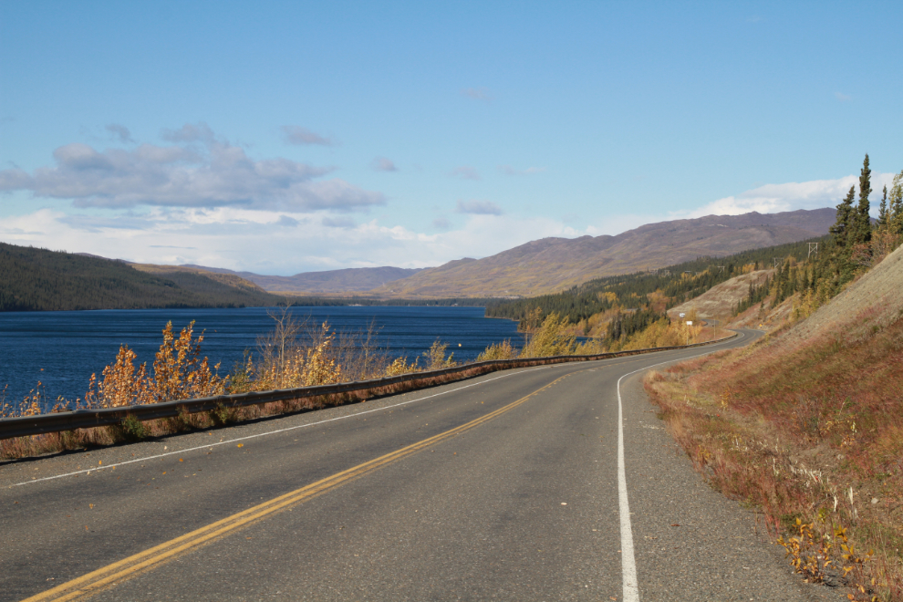 Fall on the North Klondike Highway along Fox Lake