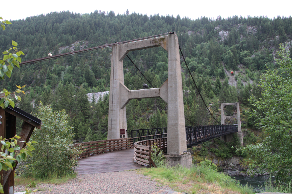 Brilliant suspension bridge