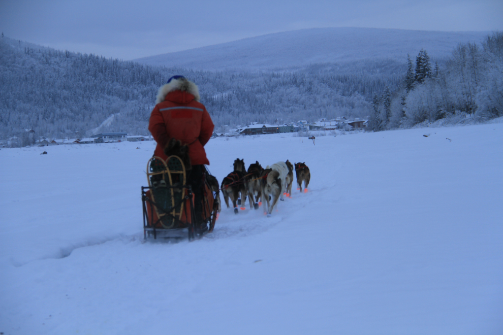 2015 Yukon Quest musher Ed Hopkins' team leaves Dawson City, Yukon