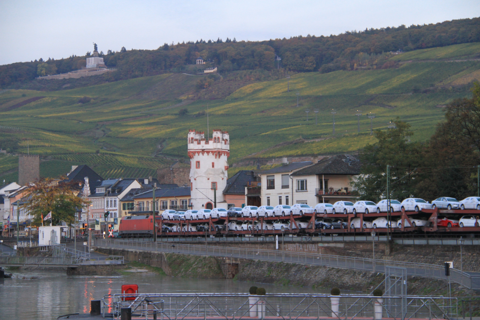 Train going through Rudesheim