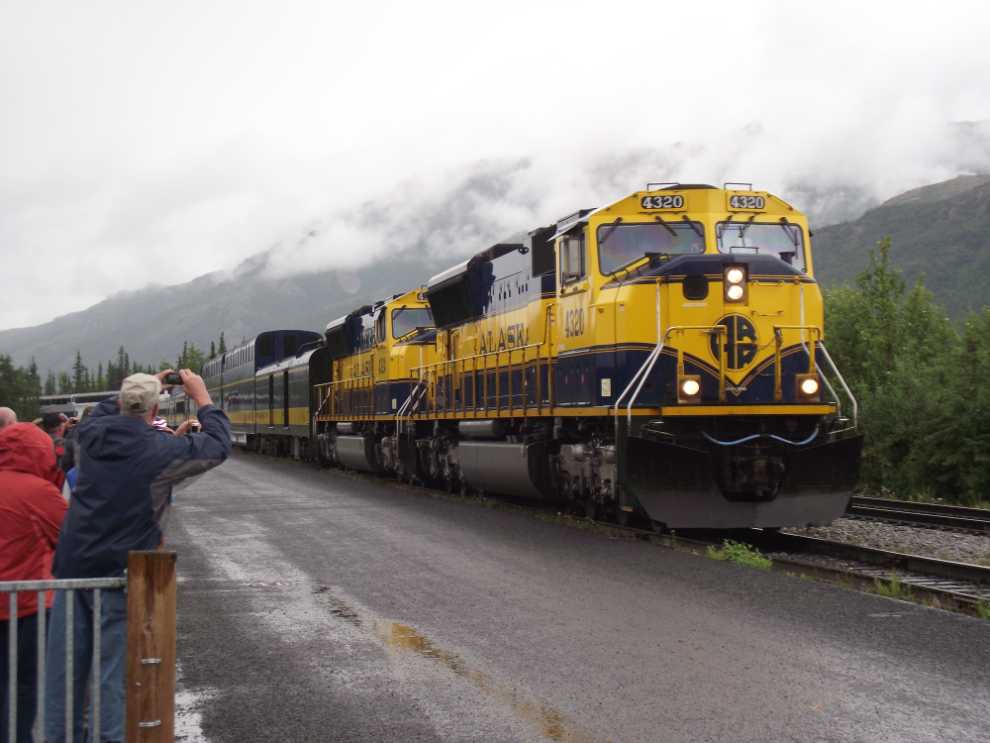 Alaska Railroad tarin arrives at Denali Park