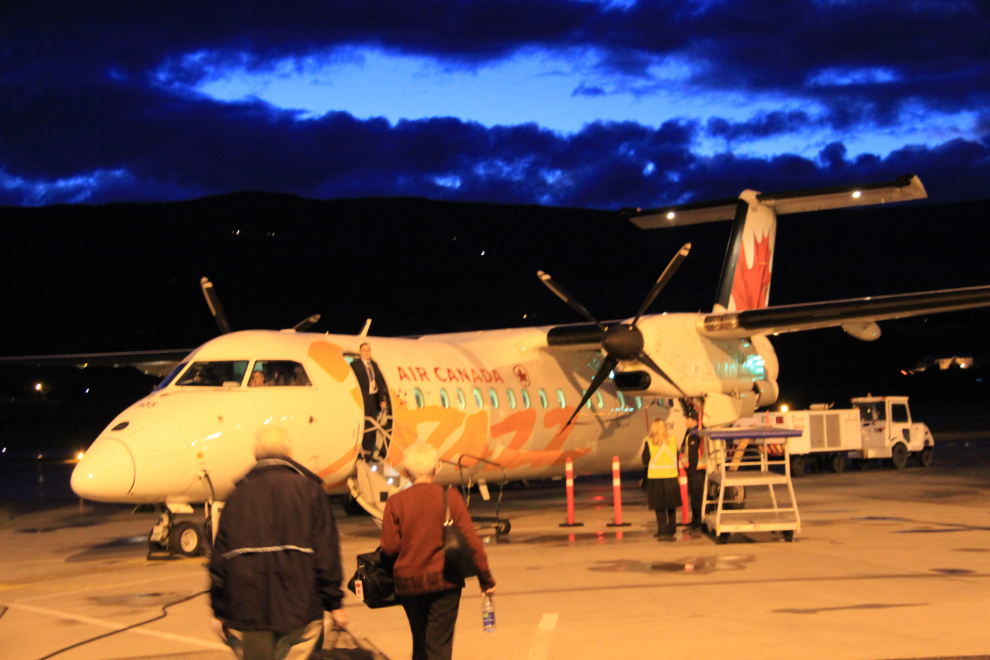 Bombardier Dash 8-200 boarding at Kelowna, BC (YLW)