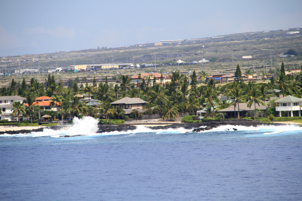 Heavy surf at Kailua-Kona