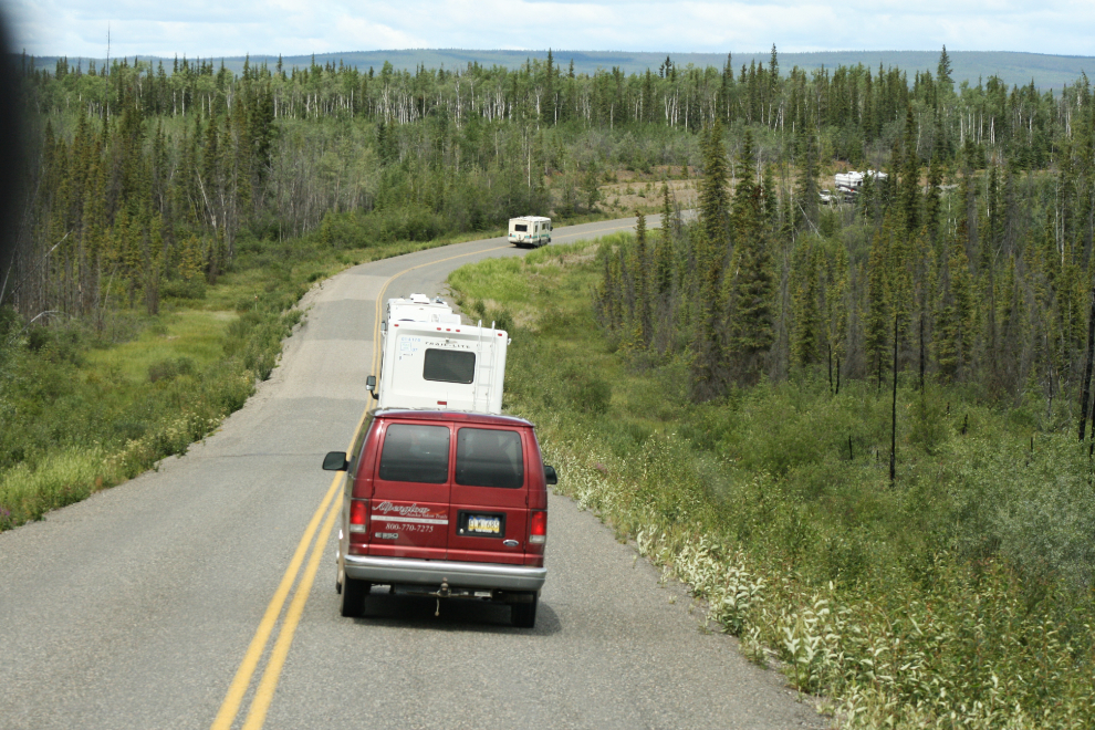 Traffic on the North Klondike Highway en route to Dawson