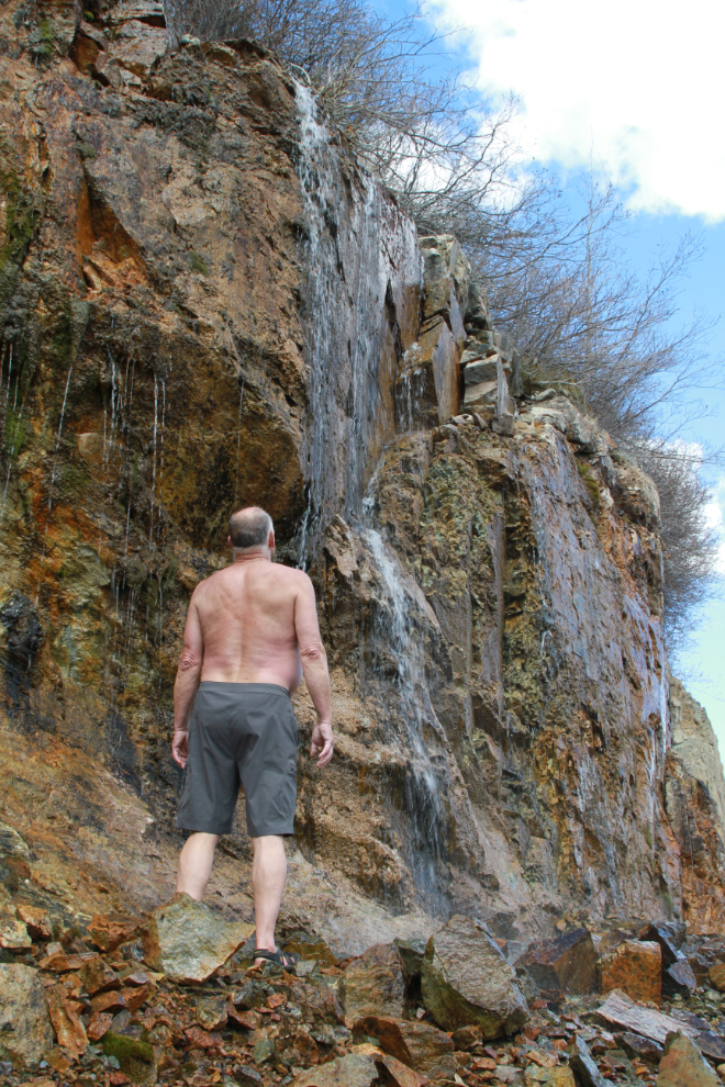 This little waterfall right beside the highway afforded me a refreshing post-hike cleanup before heading home