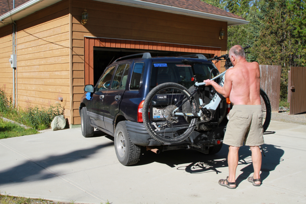 Mounting my e-bike on the Hollywood rack on the Chevy Tracker