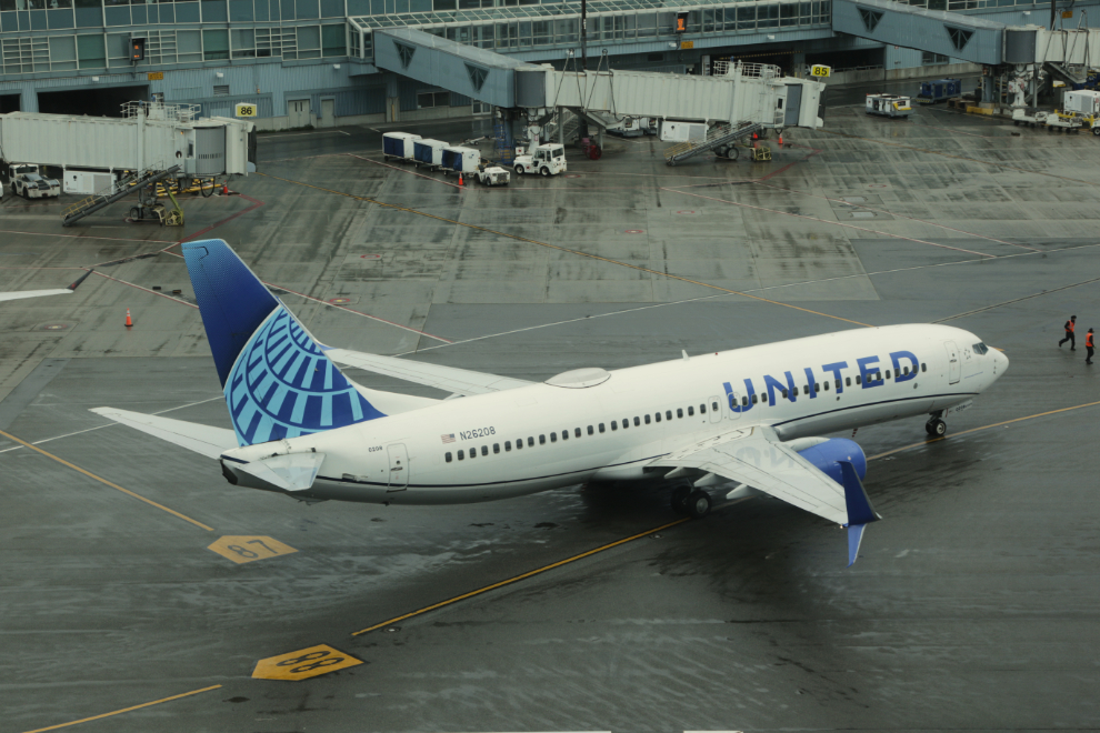 United Airlines Boeing 737-824 N26208 taxiing from the ramp on a rainy day at Vancouver, BC (YVR).