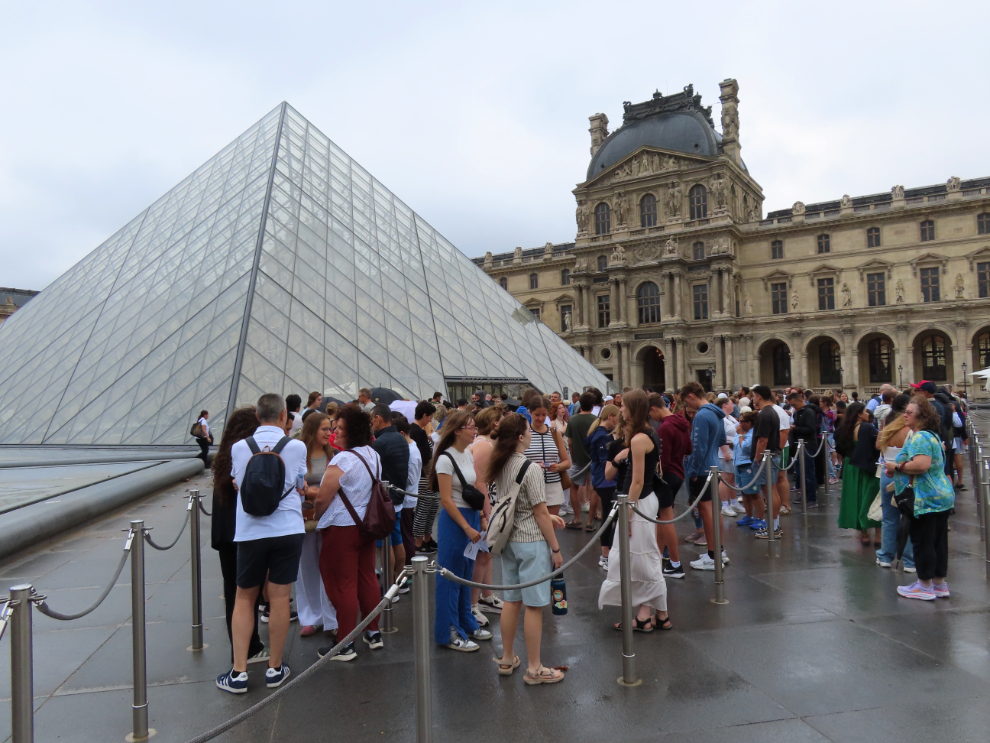 Priority entrance to the Louvre Museum gets you in a lineup of only 600 or so people.