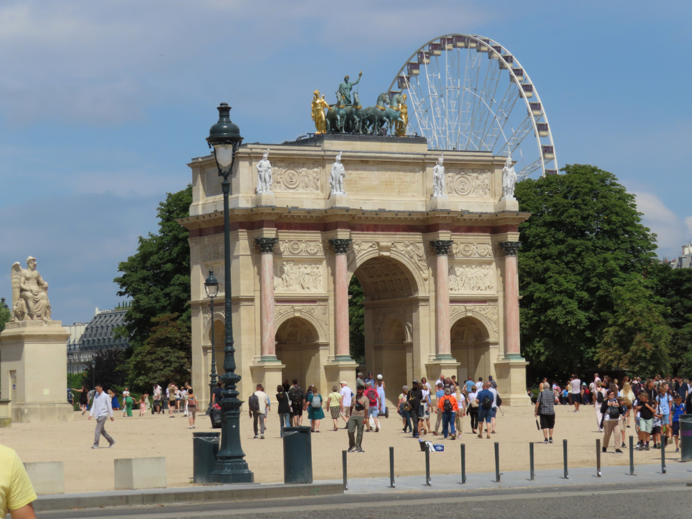 The Arc de Triomphe du Carrousel at the Louvre in Paris.