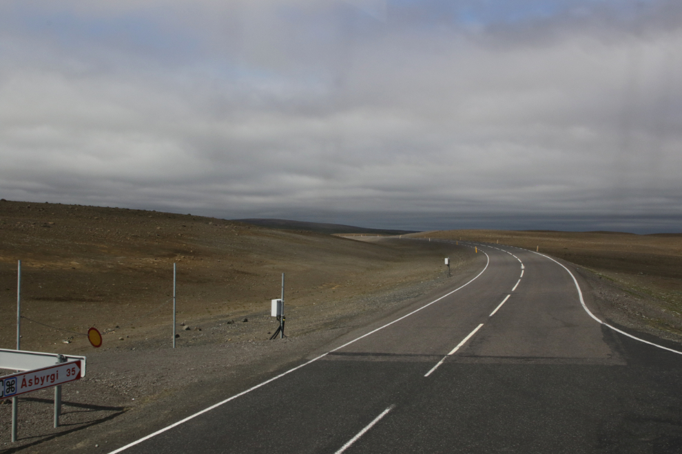 Turning onto the Dettifossvegur (Dettifoss Road) to reach a waterfall.
