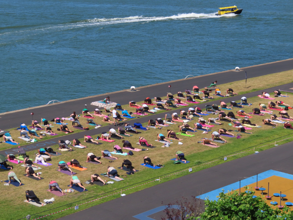 'Yoga aan de Maas' at Rotterdam.