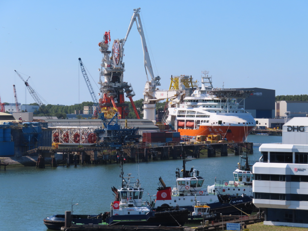 The 184-meter Shen Da Hao is a very impressive Offshore Supply Ship just launched a few weeks ago. Seen her in Rotterdam.