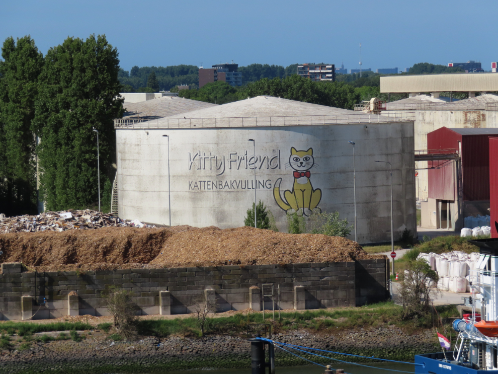 The Kitty Friend litter operation on the Maas between Rotterdam and the sea.