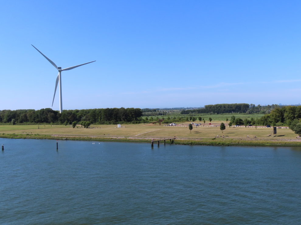 An attractive park called Sterrenbos stretches for 1.5 km along the Maas between Rotterdam and the sea.