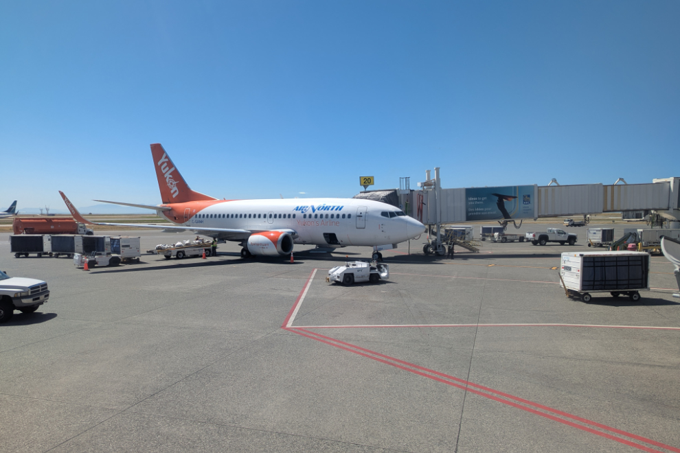 An Air North Boeing 737 at a jetway at Vancouver International Airport (YVR).