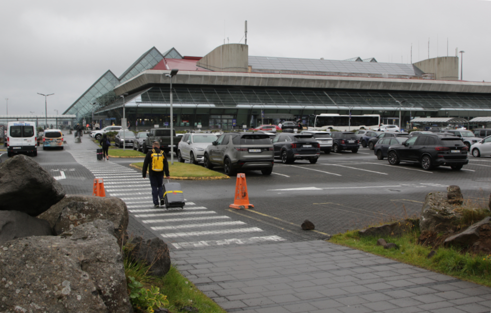 Walking from the Aurora Hotel to Reykjavík–Keflavík Airport (KEF).