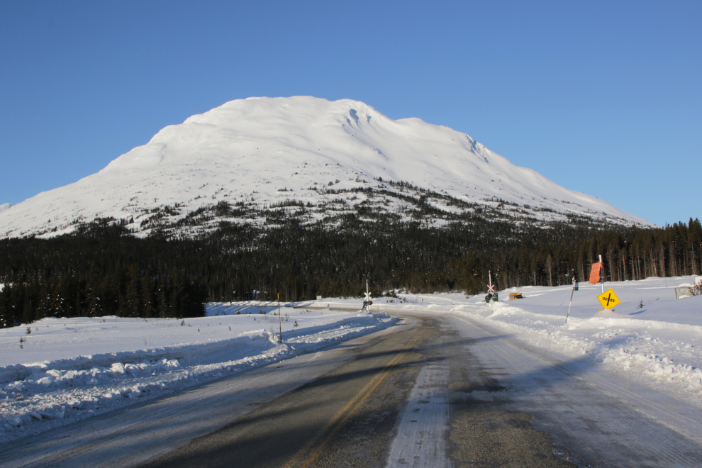 Approaching the railway crossing at Log Cabin, with Mount Halcyon ahead.