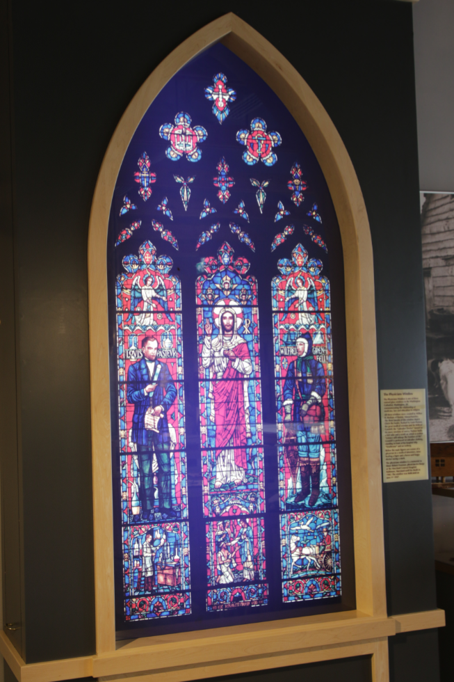 The stained-glass Physician's Window in the Washington Cathedral in Washington, DC, created by Wilbur H. Burham, features Christ the healer in the centre panel, flanked by Louis Pasteur on the left and Dr. Grenfell on the right.